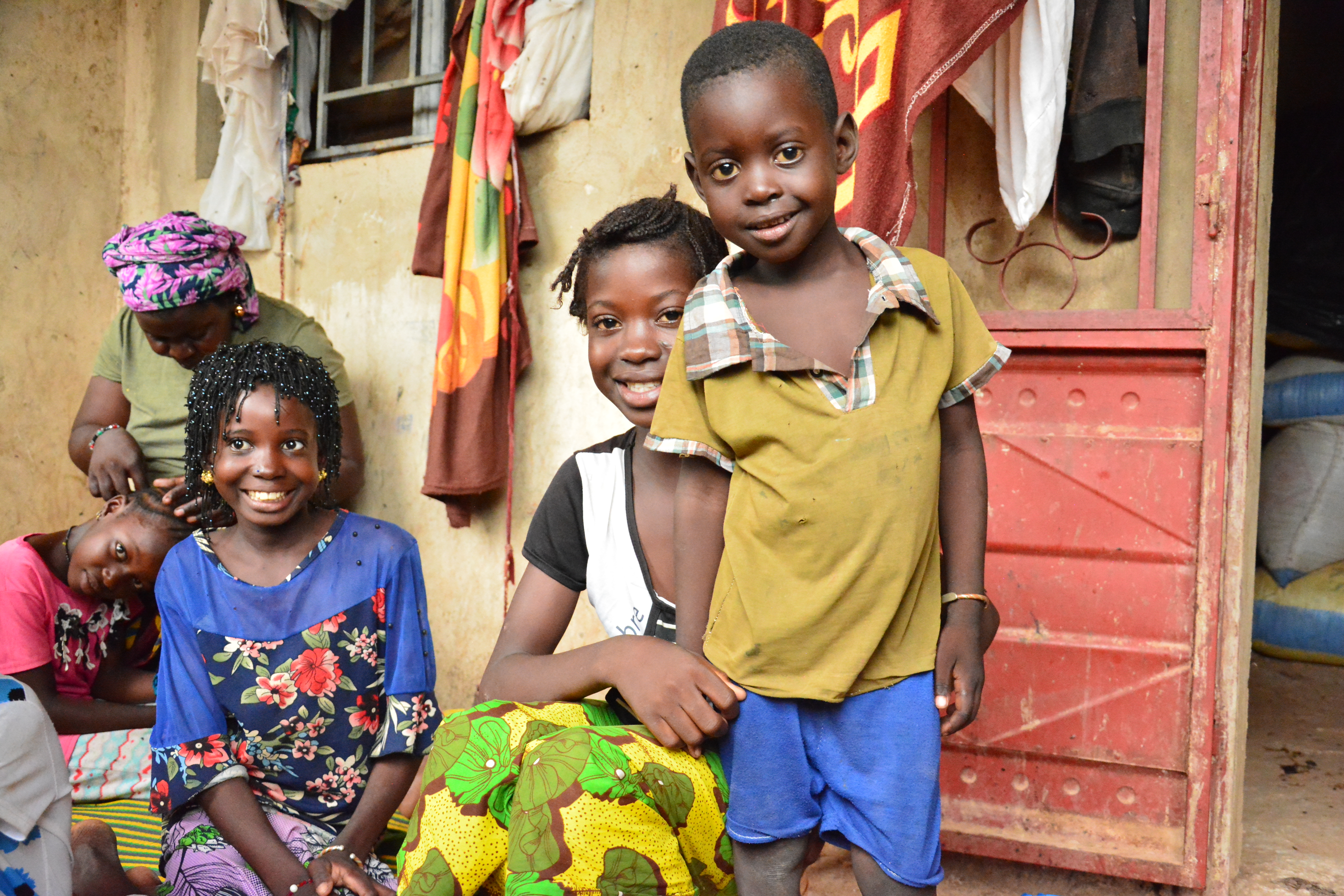 Alimatou, (centre) a 9-year-old girl who recently fled violence in the district of Bandiagara with a large number of internally displaced persons for Sévaré . 