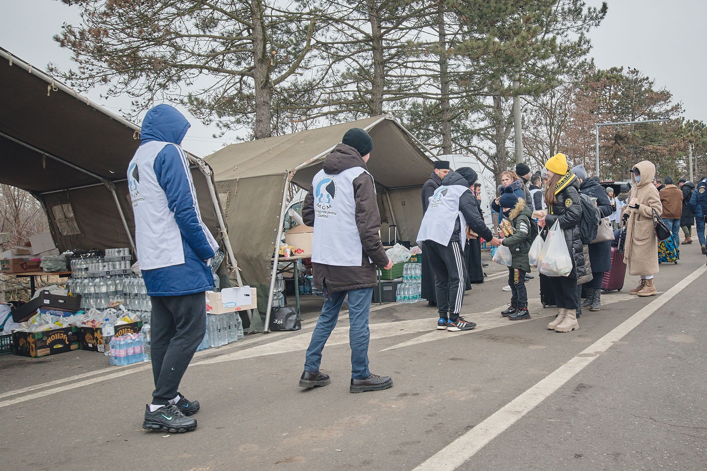 Ukrainian refugees cross the border into Romania