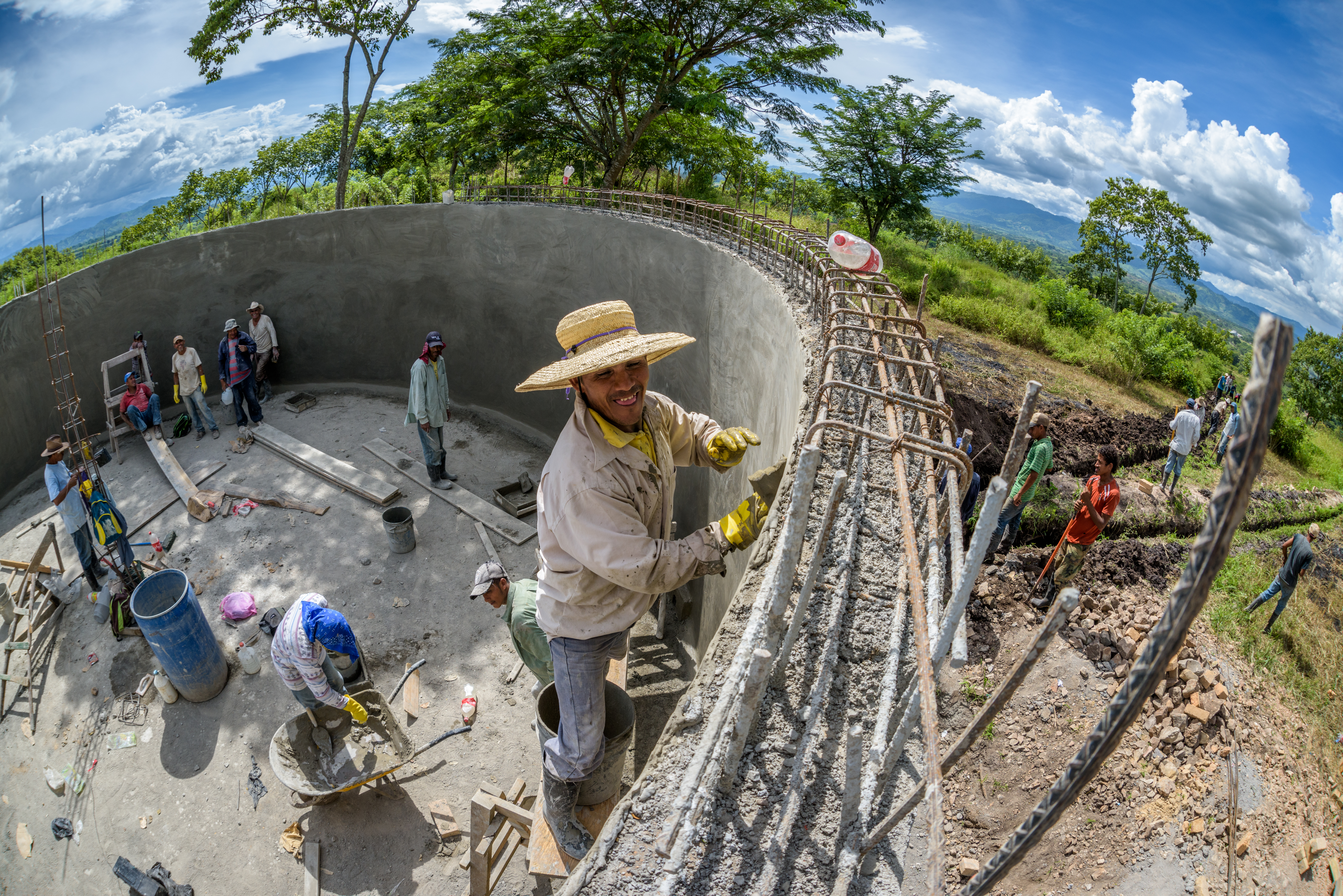 Строители работают на водохранилище в Гондурасе.