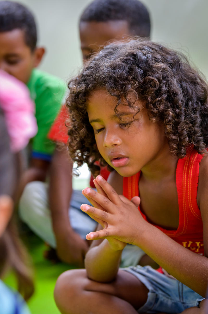 5 year old girl prays in Colombia