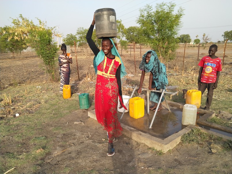  Children collecting water